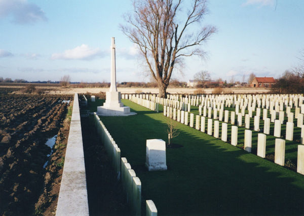 PONT-DU-HEM MILITARY CEMETERY, LA GORGUE