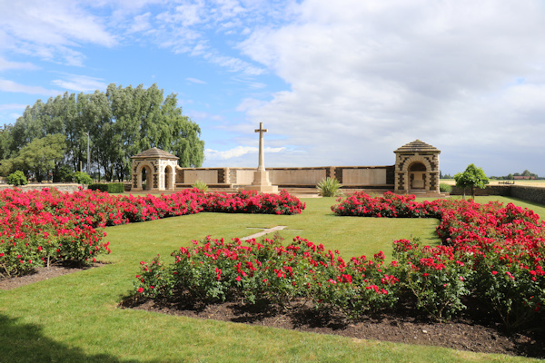 V.C. CORNER AUSTRALIAN CEMETERY AND MEMORIAL, FROMELLES