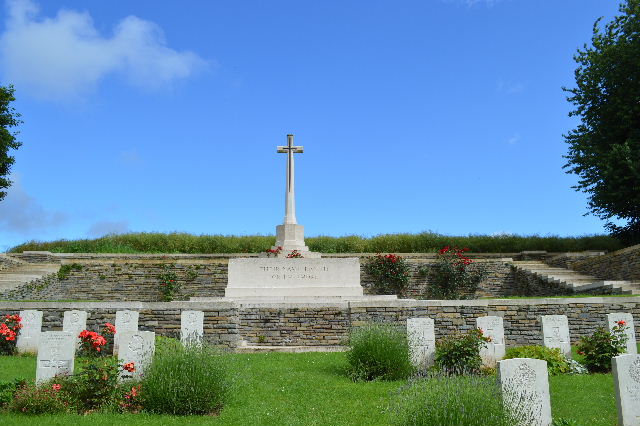 BELLACOURT MILITARY CEMETERY, RIVIERE