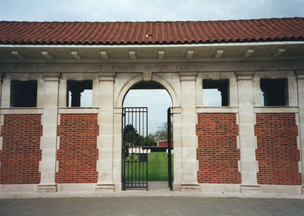 CITE BONJEAN MILITARY CEMETERY, ARMENTIERES