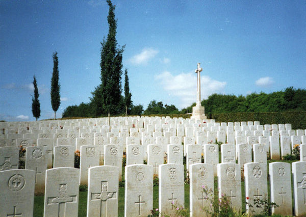 BAGNEUX BRITISH CEMETERY, GEZAINCOURT
