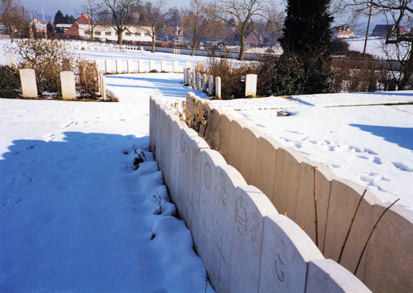 LONGUENESSE (ST. OMER) SOUVENIR CEMETERY