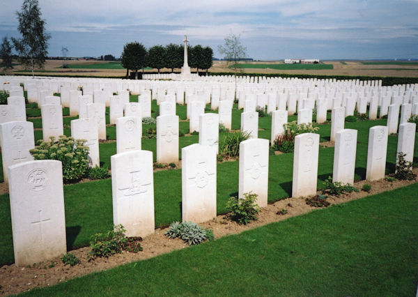 BUCQUOY ROAD CEMETERY, FICHEUX